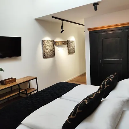 Hofgarten Rosa בית הארחה 3*